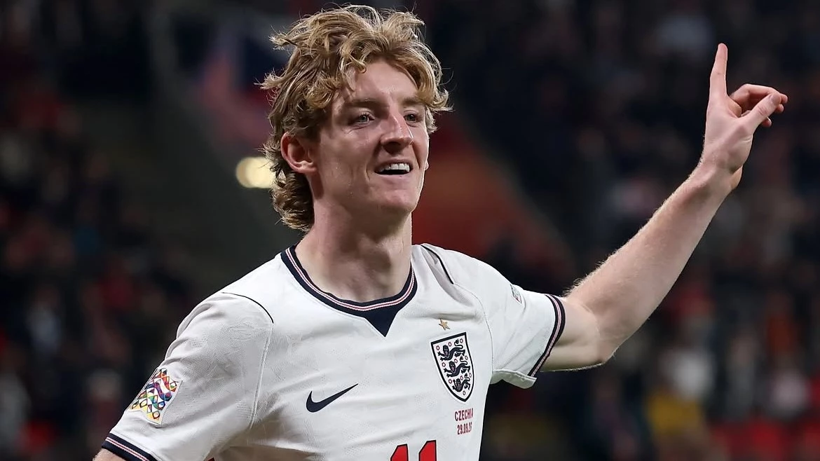 Anthony Gordon, extremo del Barsa, festeja su gol en Praga. foto: @england.