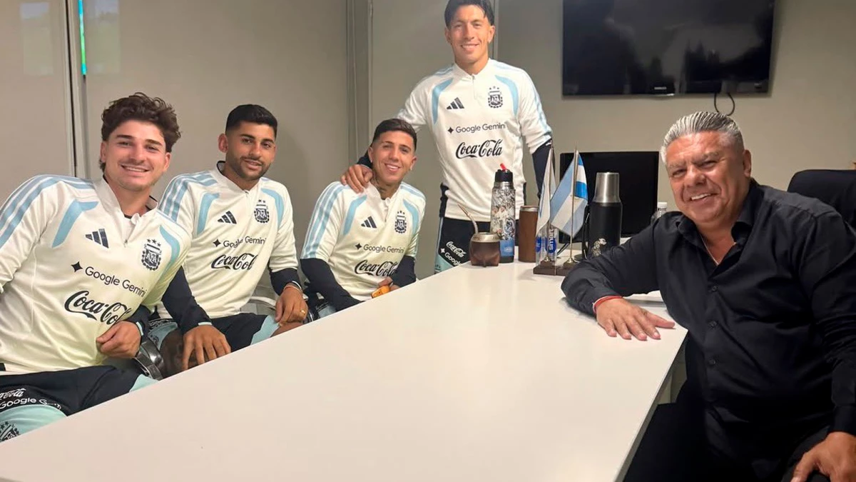 Foto: Álvarez, Romero, Fernández y Martínez, los cuatro “de la guía” con el presidente de AFA, Claudio Tapia.