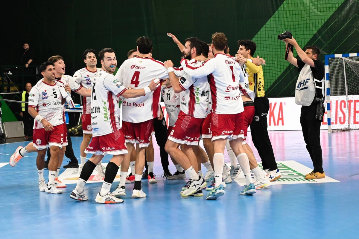 Foto:@ciudadlogronobm. Victoria de Logroño La Rioja, con 4 goles de Lombardi (número 5 en la foto) en su estreno en Macedonia del Norte