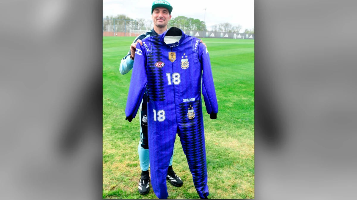 El traje antiflama de Scaloni, especialmente confeccionado con los colores de una icónica camiseta que usó en su etapa como futbolista juvenil en la Sub20 | Foto: ACTC