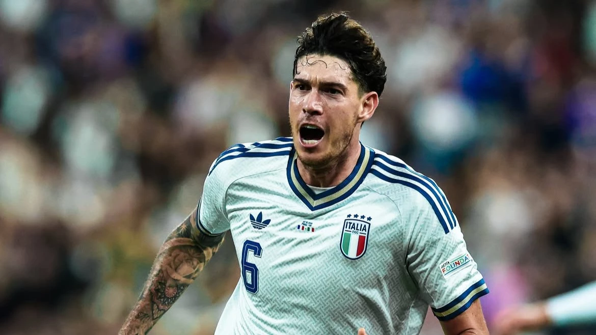 Bastoni grita enloquecido su gol del empate para Italia. foto: @uefa.