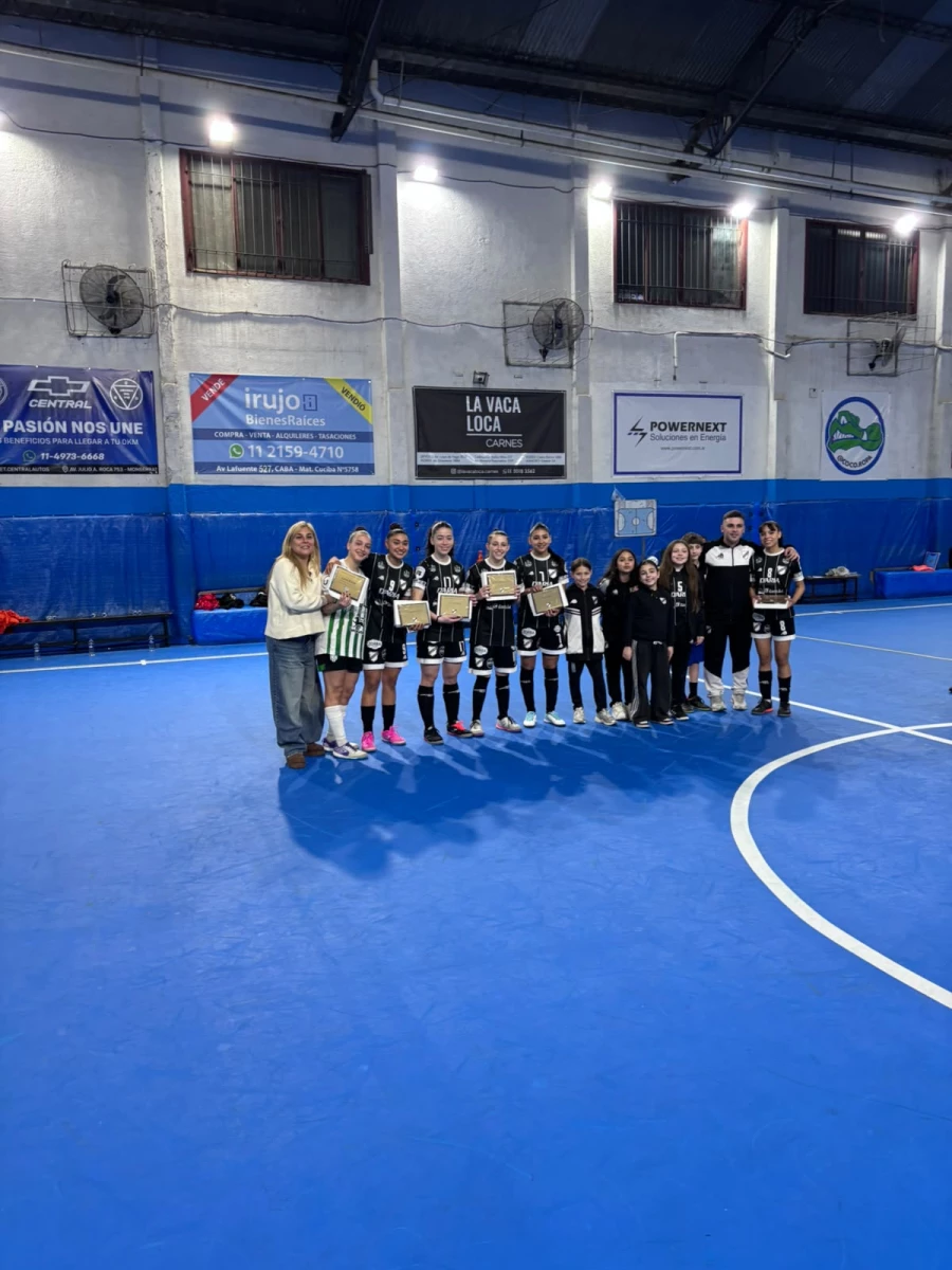 Foto: Gentileza Futsal sin Límites. Las jugadoras del Sub 20 de la Argentina fueron distinguidas en All Boys-Pinocho