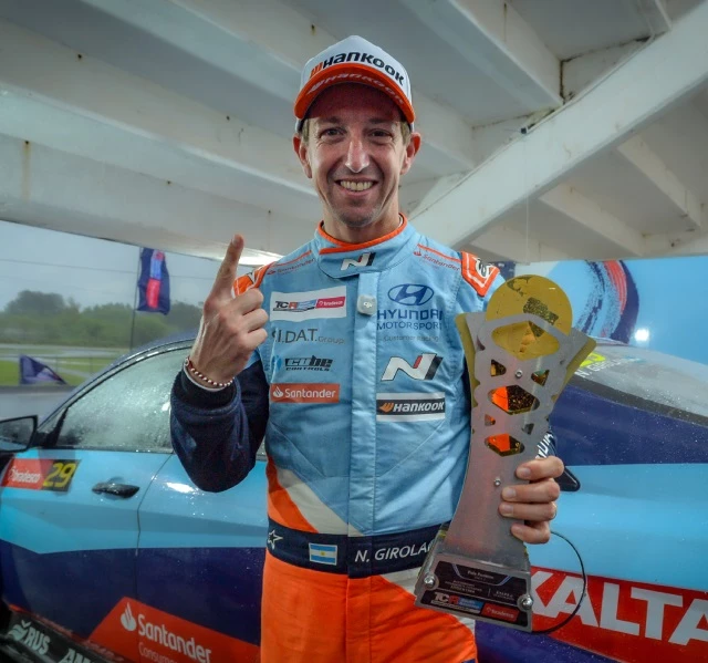 Foto: Prensa TCR South América. El Bebu Girolami feliz ante la pole position conseguida