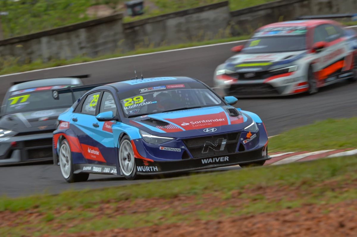Foto: Prensa TCR South America. El cordobés Girolami, con Hyundai, ganó las dos finales del TCR South América en Posadas