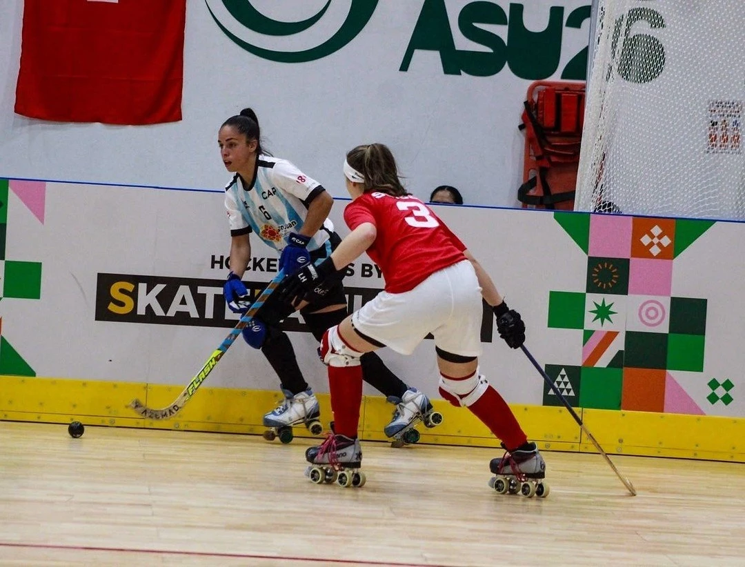Foto: CNTHdP (Comité Nacional Técnico Hockey sobre patines). Julieta Fernández, goleadora del partido, maneja la bocha ante la marca adversaria