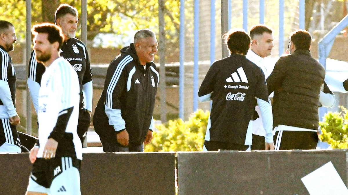 Foto (Alfredo Luna): Ezequiel Lavezzi y Cristian González, de espaldas, junto al presidente de AFA, Claudio Tapia, en el último entrenamiento de Messi con la selección.&nbsp;