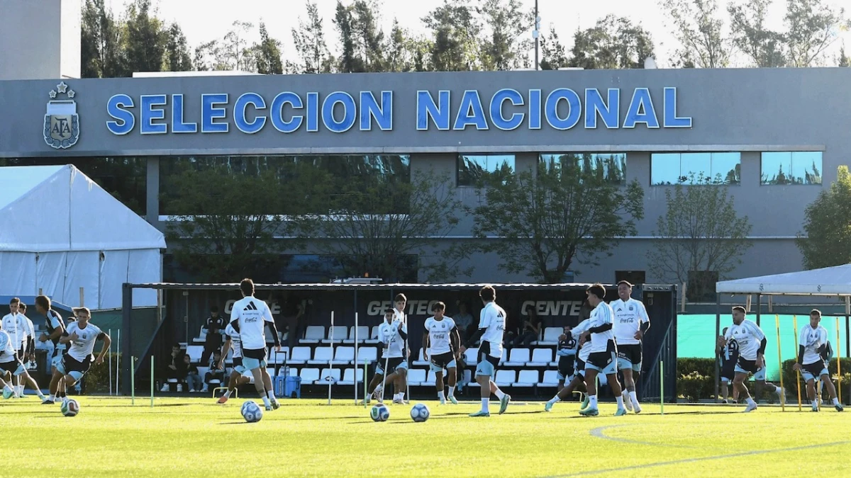 Foto (Alfredo Luna): El hábitat de la Selecciíon Nacional cobijó a Messi por última vez con ropa de la selección.