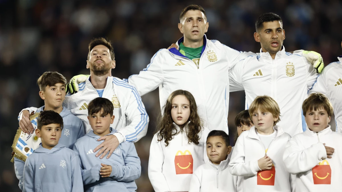 Messi y una foto durante el himno con los que ahora serán los nuevos capitanes. Foto: @Argentina