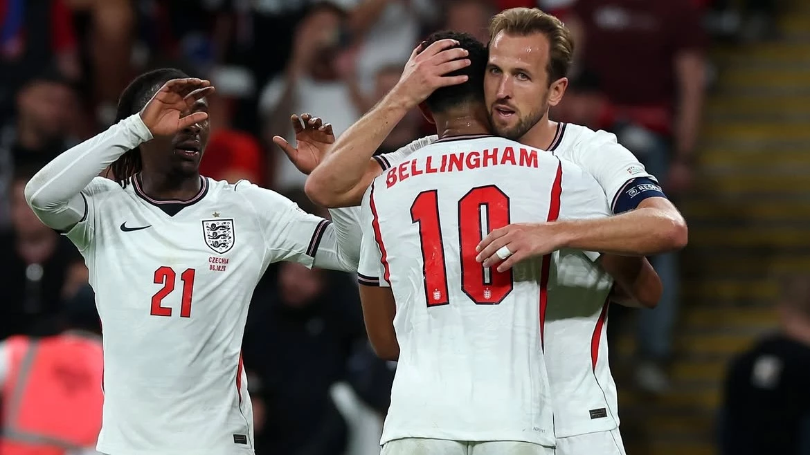Jude Bellingham abraza al goleador Harry Kane. foto: @uefa.