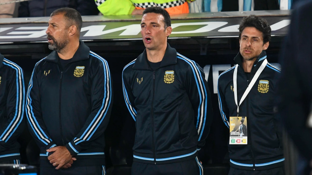 Foto: Alfredo Luna. - Scaloni, con Samuel a su derecha y Aimar a la izquierda cantaron por última vez el Himno Nacional con Messi en el campo de juego.