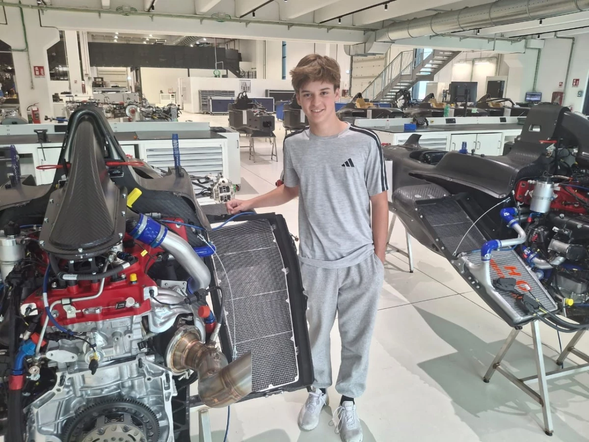 Foto: Prensa Bainotti. El joven argentino visitó la fábrica Tattus, que provee de máquinas en la Fórmula 4 Italiana