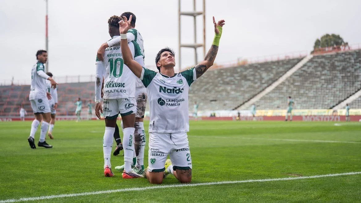 Junio Marabel, goleador del Verde y el torneo, festeja su tanto. foto: @casarmientoof.