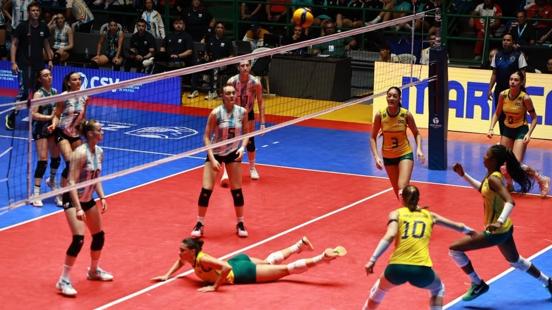 Foto: Jean Carlos RamosFVV. Brasil tuvo problemas en la recepción y sumó errores, pero el clásico fue un partidazo.