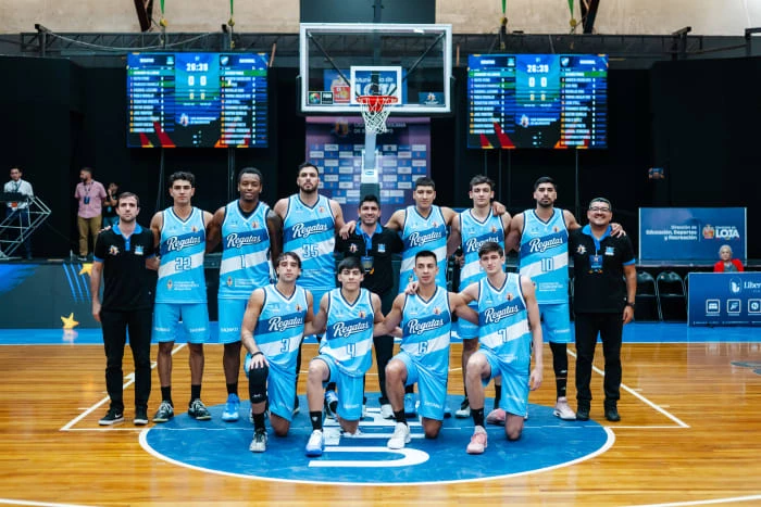 Foto:@LSbaloncesto. Regatas Corrientes perdió en su debut en Loja ante Nacional de Uruguay