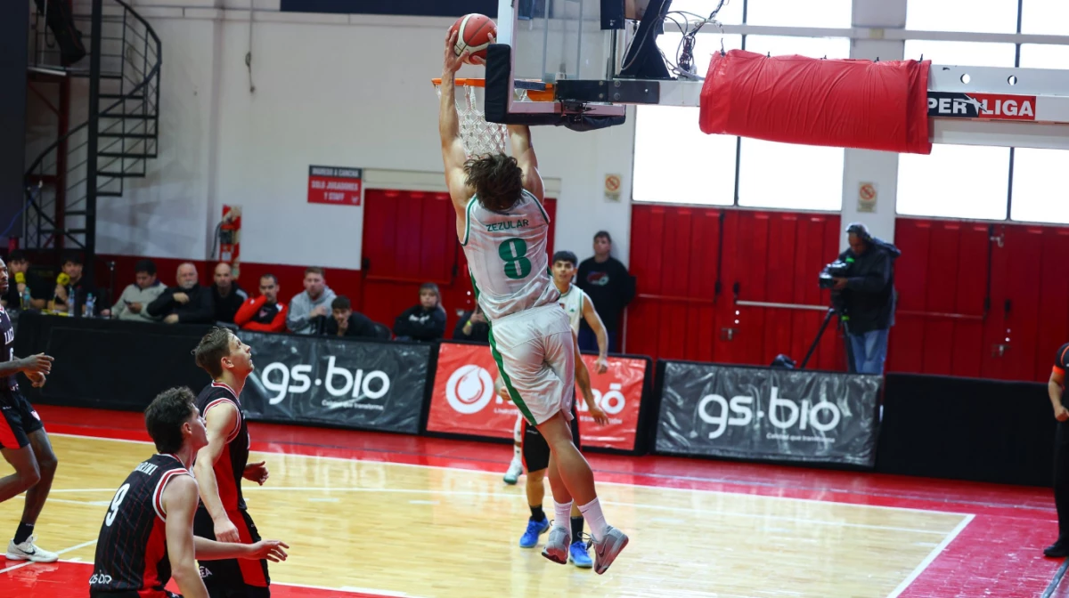 Foto: Prensa Ferro. Zezular anota para el equipo de Caballito. Ganó Instituto por 97-94, en dos tiempos suplementarios