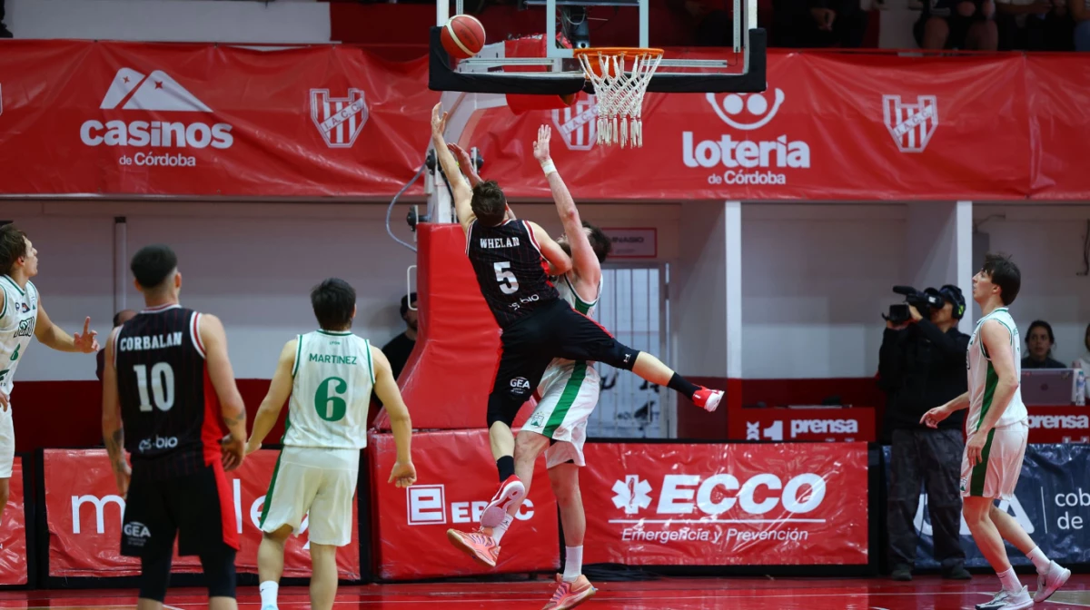 Foto: Prensa Instituto. El base Gastón Whelan conectó al canasto y convierte para la Gloria. Triunfo ajustado de los cordobeses