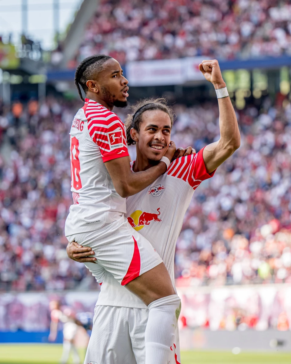 Foto:@RBLeipzig. Christopher Nkunku, autor de tres goles, fue una de las figuras de la cancha en el triunfo del Leipzig