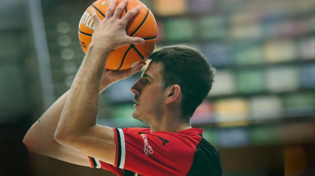 Foto:@casademontBZ. El santafesino Brussino colaboró con 8 puntos y 5 rebotes al triunfo del Zaragoza por la Liga Endesa