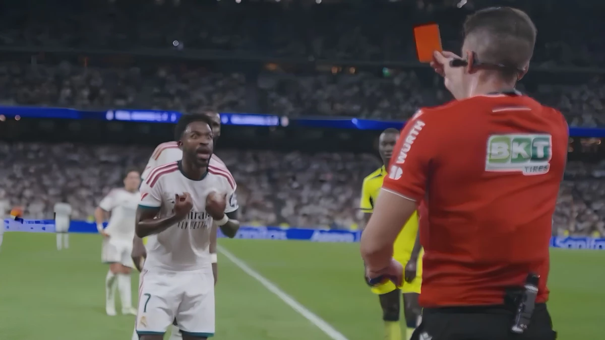 Foto: Captura TV. El brasileño Vinicius Jr. vio la tarjeta roja en Real Madrid por “tomar del pelo” a un adversario. Insólita expulsión