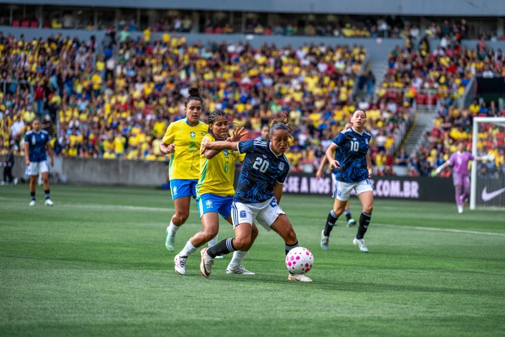 Foto:@Argentina. Dalila Ippolito protege la pelota ante la marca rival. Argentina no pudo con Brasil en el estadio Beira Río de Porto Alegre