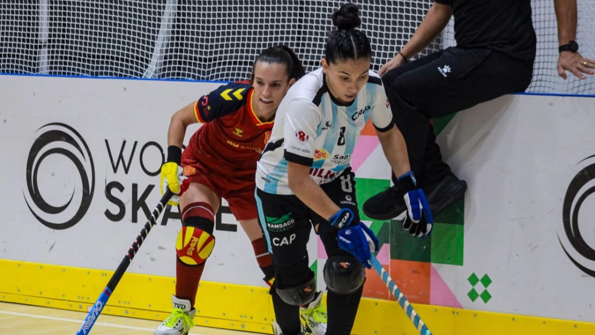 Adriana Soto le esconde la bocha a una española. foto: @comitenacionalarg.
