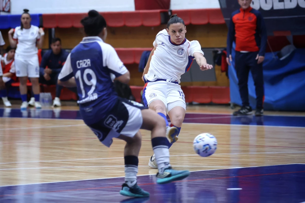 Foto:@caslafutsalfem. San Lorenzo y Gimnasia La Plata igualaron 3-3 en el gimnasio Roberto Pando