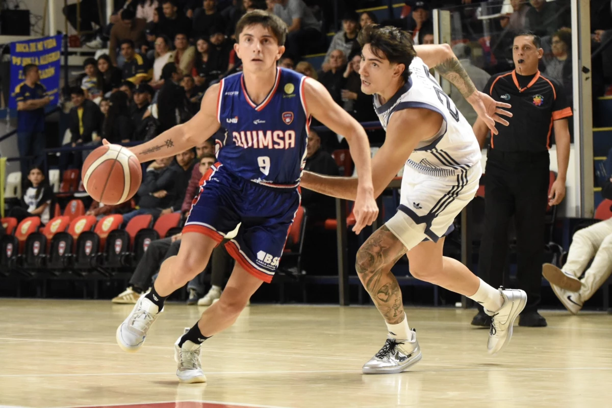 Foto:@AAQuimsa. Conrradi lleva la pelota, tras desairar a un rival. Ganó Quimsa y sigue arriba