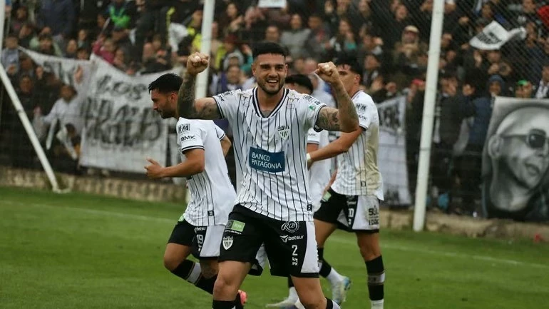 Cristian González festeja el gol del triunfo ante Alvarado en la ida de las semifinales del Federal A. Foto: prensa Cipolletti.