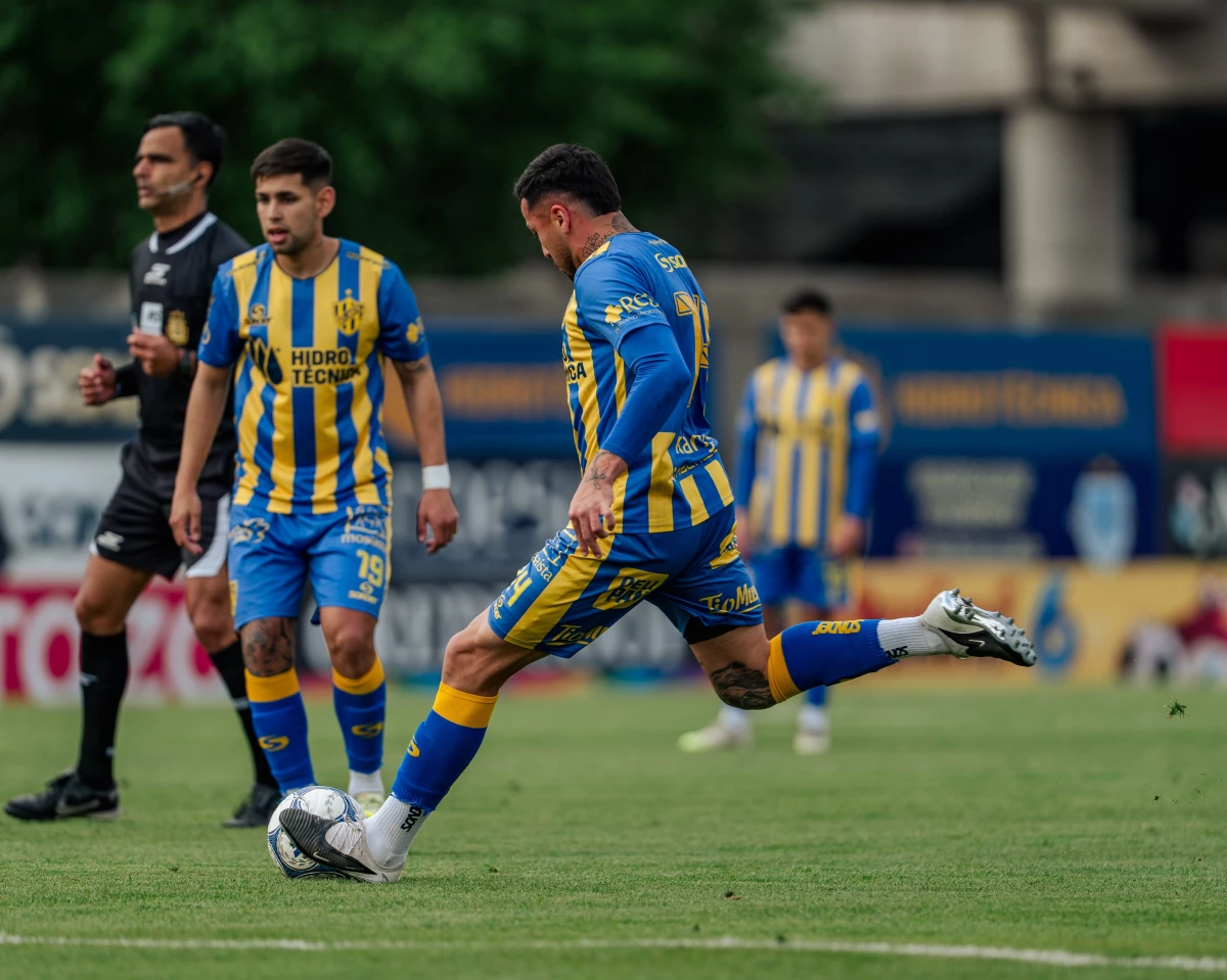 Foto:@atlantaoficial. El remate de Ostachuk viaja hacia la valla de San Martín de Tucumán