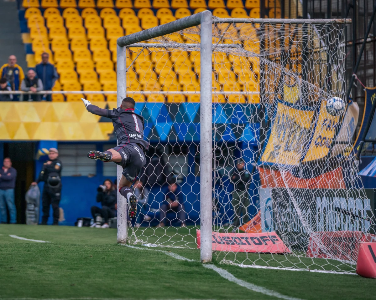 Foto:@atlantaoficial. Y la pelota superó la estirada del arquero para transformarse en el 1-0 en favor del Bohemio