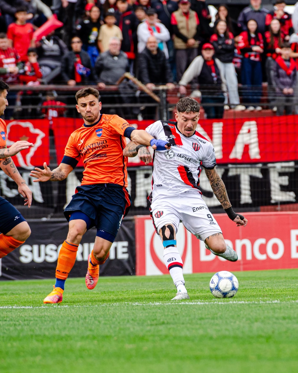 Foto:@ClubPatronatoOf. El equipo paranaense venció por 2-0 a Guemes y condenó al club santiagueño al descenso