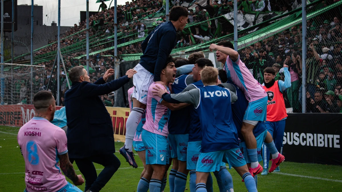 Foto:@TemperleyOk. El Gasolero festeja el primer tanto conseguido por Luciano Nieto. Ganó Temperley en tiempo de descuento