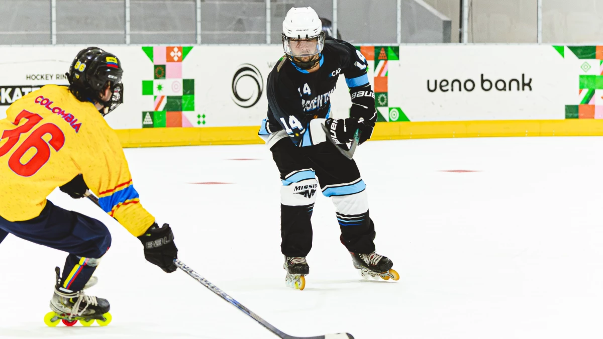 Rodrigo Irisarri conduce ante un rival colombiano. foto: @arginlinehockey.
