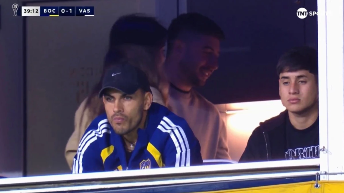 Paredes siguendo el partido desde un palco junto a Aranda. Foto de la transmisión oficial del partido.