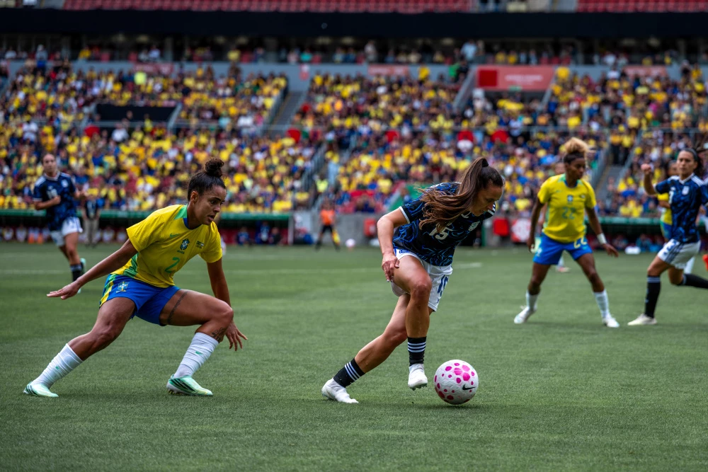 Foto:@Argentina. Florencia Bonsegundo controla la pelota