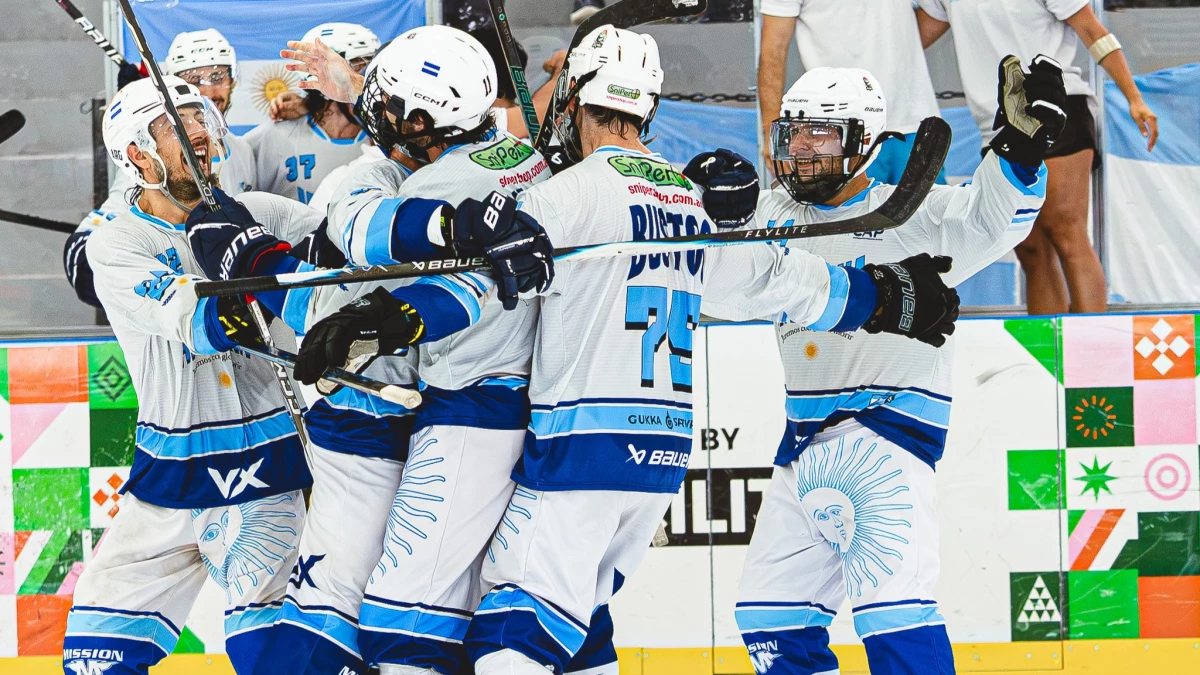 Los argentinos festeja el gol de Oro de Owen Haiek. foto: arginlinehockey.