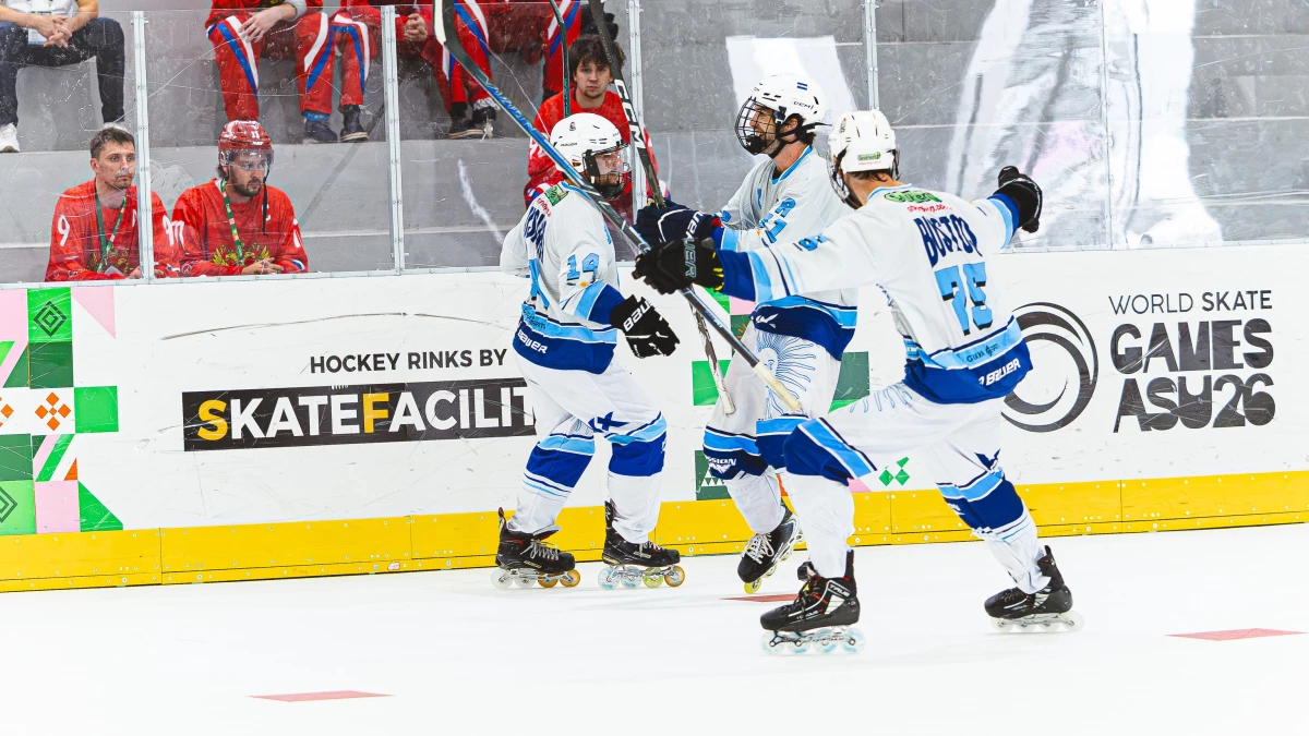 El marplatense Palanga recibe el saludo de sus compañeros tras un tanto albiceleste. foto: @arginlinehockey.