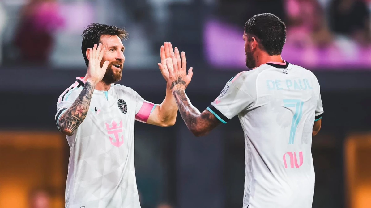 Foto: Messi, el asistente, agasaja a De Paul, el goleador.