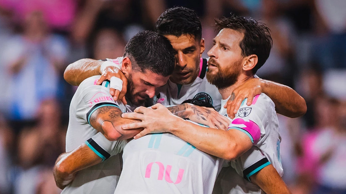 Foto: Los amigos Messi, Suárez y De Paul saludan al argentino Berterame, autor del primer gol..