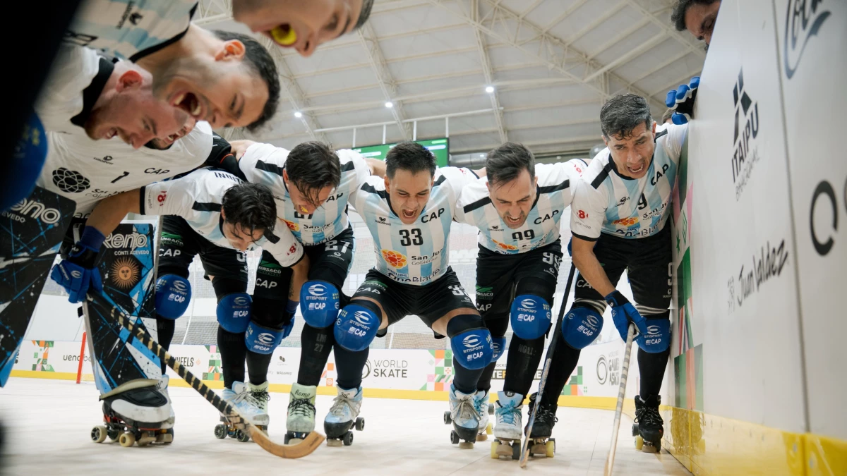 La arenga argentina al inicio del segundo tiempo. foto: @comitenacionalarg.