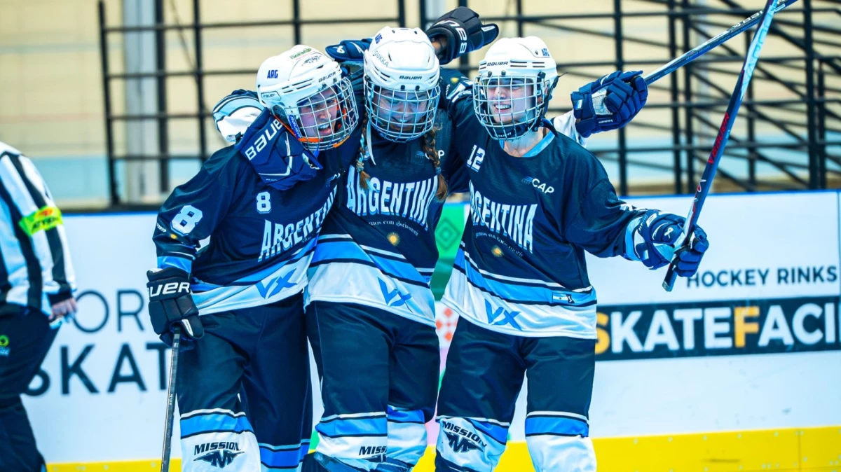 Las chicas juveniles argentina festeja su clasificación. fotos: @arginlinehockey.