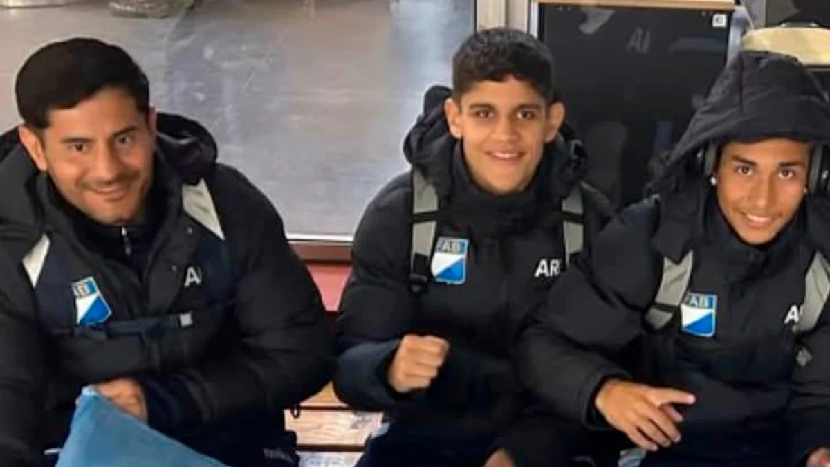 Santiago Giménez Losso y Nicolás Peralta junto su entrenador Marco Narváez. Foto: