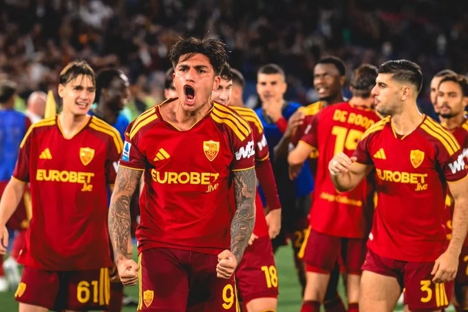 Foto:@OfficialASRoma. La boca llena de gol en la primera conquista del ex Vélez con la camiseta de la Roma