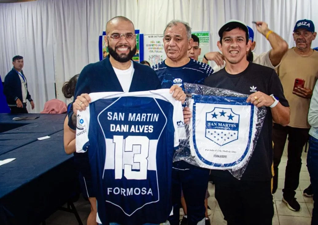 Dani Alves exhibe la camiseta de San Martín de Formosa. Foto: prensa San Martín de Formosa &nbsp;