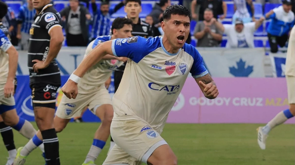 Foto:@ClubGodoyCruz. El delantero Martín Pino, máximo anotador del torneo, festeja uno de sus tres tantos.