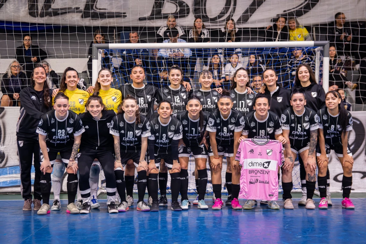 Foto:@allboys_futsal. El equipo de Floresta derrotó por 6-0 a River y está arriba en las posiciones del Futsal femenino de Primera División