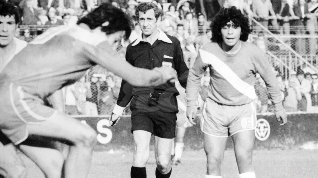Foto: Archivo El Gráfico. La mirada en la pelota. Una característica del 10 a lo largo de su carrera