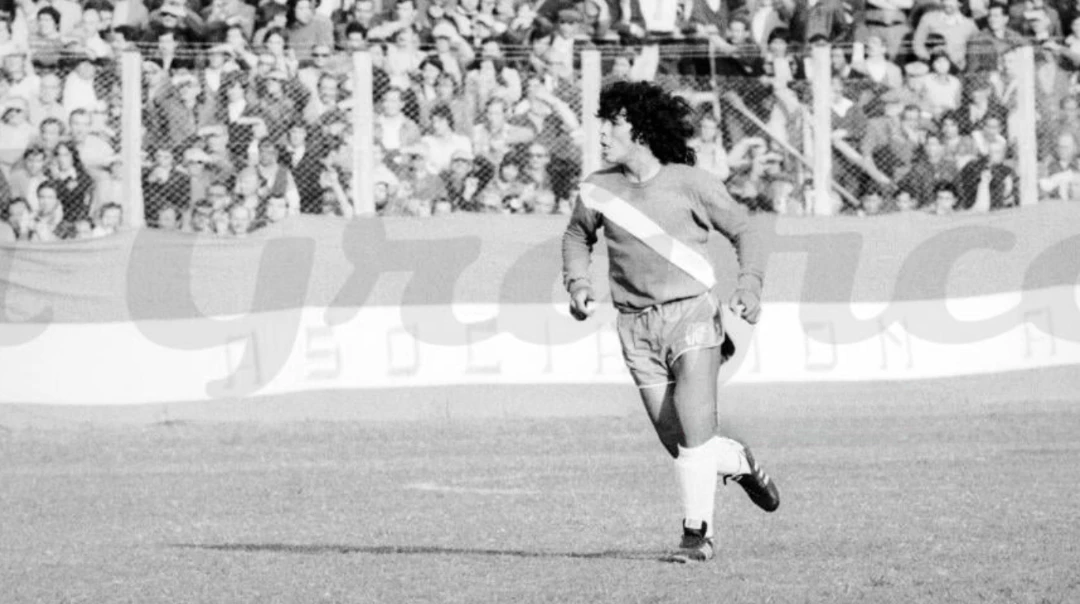 Foto: Archivo El Gráfico. La lengua afuera, el paso firme y la cabeza en alto para recibir y ser alternativa. Diego Maradona debutó en Argentinos Juniors e inició su camino mágico dentro del fútbol