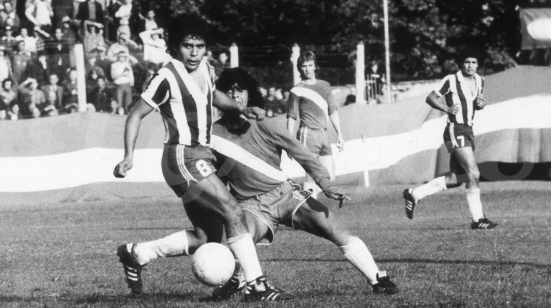 Foto: Archivo El Gràfico. Juan Domingo Cabrera, el mediocampista que quedó inmortalizado esa tarde de octubre, protege la pelota ante la marca de Diego