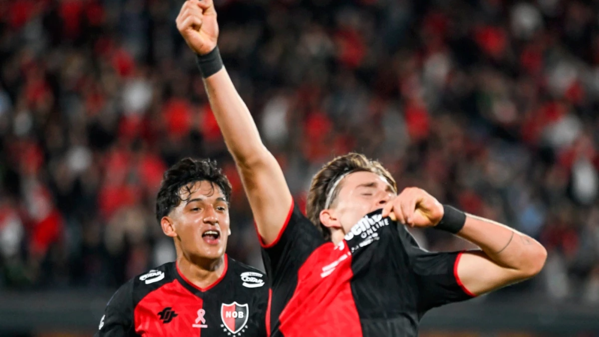 Foto: Prensa Newells. El juvenil mediocampista Gómez Mattar festeja su gol, el primero de la Lepra, en la victoria en el estadio Marcelo Bielsa
